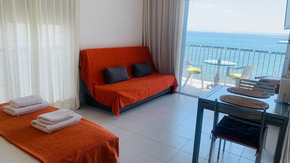 Estudio Estrella de Mar abierto a su terraza y a la bahía de Roses